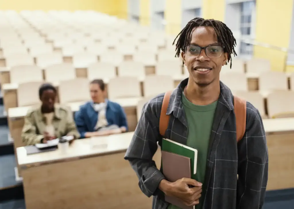 Étudiant dans un amphithéâtre — photographie d’illustration