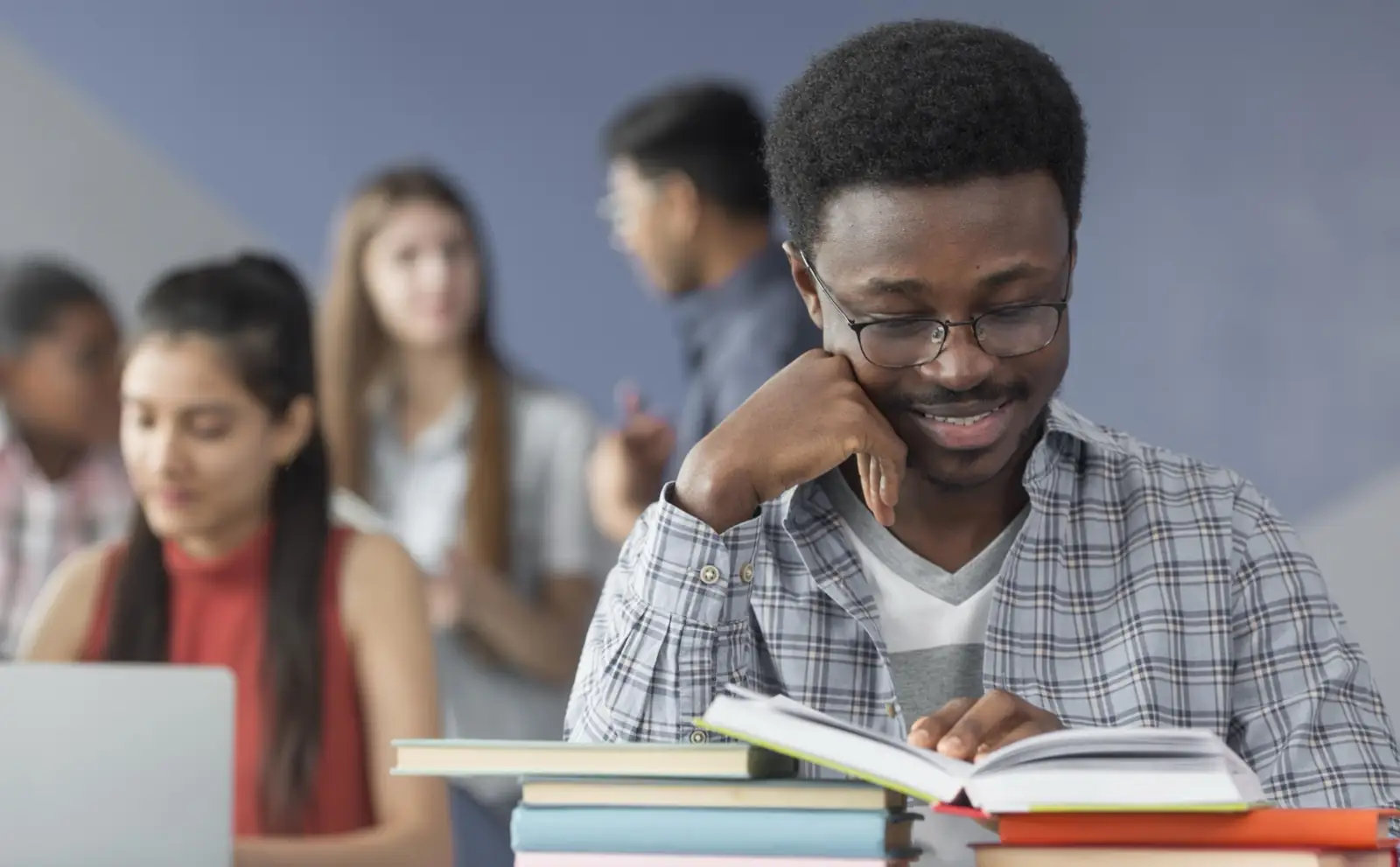 Étudiant lisant à sa table de travail — illustration