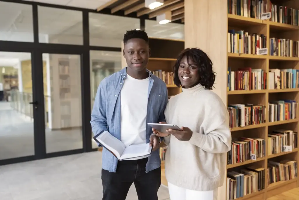 Deux étudiants en bibliothèque — photographie d’illustration